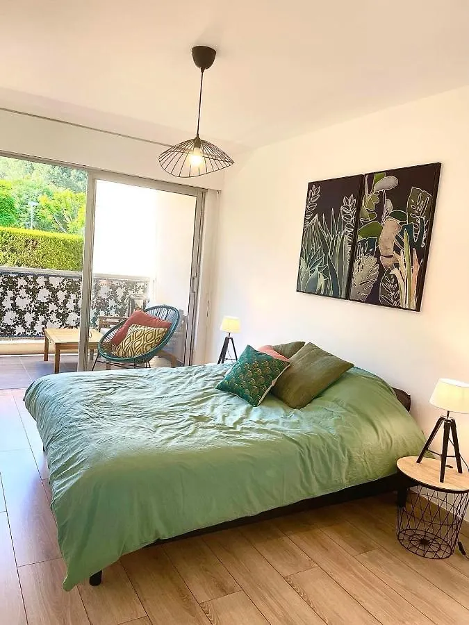 Appartement en résidence avec piscine, cinéma Nice France